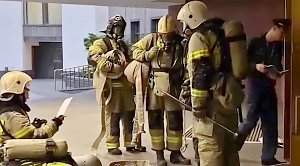 Огнеборцы провели тренировку по спасению от огня здания парламента Крыма