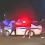 В Симферополе подростки устроили хоровод вокруг полицейской машины