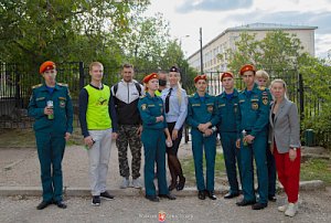 В Севастополе полицейские вместе с кадетами МЧС и волонтёрами ликвидировали рекламу наркотических средств на фасадах городских зданий