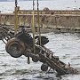 Спасатели подняли со дна Феодосийской бухты советскую полугусеничную машину времен войны