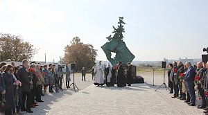 Мемориал в память о погибших при стрельбе в колледже открыли в Керчи