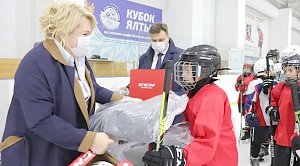 Власти Ялты выделили около 500 тыс рублей на экипировку детской хоккейной команды