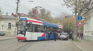 Новый трамвай попал в аварию в центре Евпатории