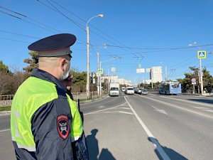 В Севастополе продолжаются проверки водителей на следование правилам проезда пешеходных переходов