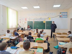 В Балаклаве полицейские продолжают проводить профилактические беседы со школьниками
