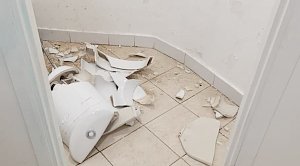 Неизвестные вандалы разгромили туалет в Пионерском парке Ялты