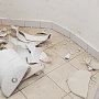 Неизвестные вандалы разгромили туалет в Пионерском парке Ялты