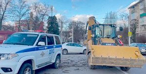 Сотрудники ГИБДД Севастополя привлекли к ответственности водителя спецтехники, нарушения ПДД которого попали в социальные сети