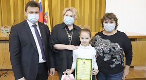 Руководители Ялты вручили награды победителям конкурса детских рисунков