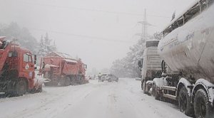 Учебный день сокращен в школах Ялты из-за снегопада