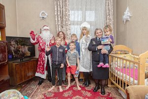 В Севастополе Полицейский Дед Мороз и Снегурочка побывали в гостях у подшефных семей