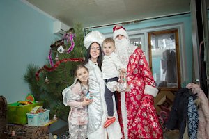 В Севастополе Полицейский Дед Мороз продолжает поздравлять детей с наступающим Новым годом