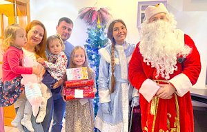 Севастопольский полицейский Дед Мороз поздравил с Новым годом многодетные семьи сотрудников ГИБДД