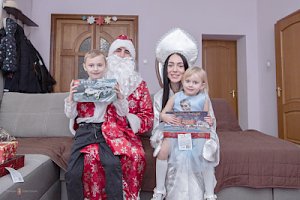 В Севастополе Полицейский Дед Мороз продолжает поздравлять детей с новогодними и рождественскими праздниками