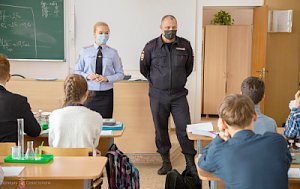 В Севастополе полицейские проводят профилактические беседы со школьниками