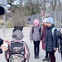 В Севастополе сотрудники ГИБДД помогают юным пешеходам обезопасить маршрут от школы до дома