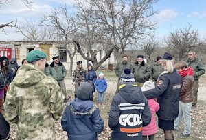 Полицейские вместе с казаками Севастопольской пластунской сотни познакомили школьников с русскими народными традициями