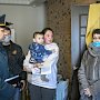 День добрых дел: в Севастополе МЧС России и уполномоченный по правам ребёнка установили дымовые извещатели в домах многодетных семей