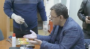 Двое чиновников администрации Симферополя обвиняются в получении крупной взятки