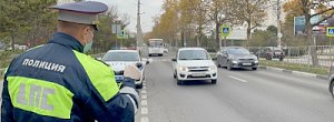 Сотрудники ГИБДД Севастополя продолжают контролировать безопасное движение пешеходов при переходе дороги