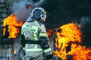 Испытание огневой полосой: севастопольские огнеборцы МЧС России прошли тренировку на стойкость и выносливость