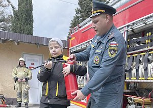 В пожарно-спасательных частях Крыма прошли Дни открытых дверей