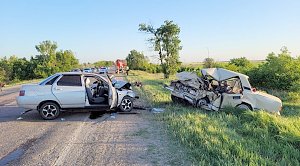 Два человека погибли в лобовом столкновении легковушек в Крыму