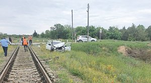 Легковушка попала под тепловоз на железнодорожном переезде в Севастополе