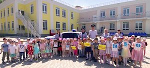 В Международный день защиты детей сотрудники Госавтоинспекции Севастополя провели акцию «Дети рисуют ПДД»