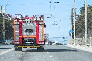 Уступи дорогу спешащему пожарному автомобилю!