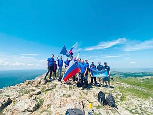 В День России крымские спасатели установили флаг страны на Чатыр-Даге