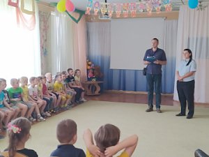 Севастопольские полицейские провели профилактическую беседу с педагогами и воспитанниками детского сада