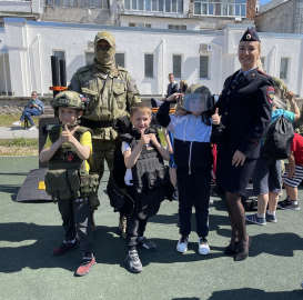 В Севастополе полицейские организовали для детей и их родителей профилактическую беседу и показательное выступление спецназа