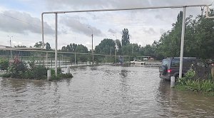 Комсомольское под Симферополем сильно затопило после сброса воды в Салгир