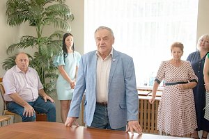 Ефим Фикс вручил государственные награды работникам Керченского металлургического завода