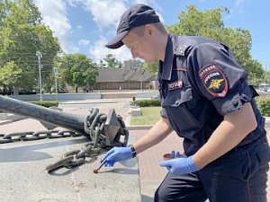 В Севастополе полиция выясняет обстоятельства повреждения якорной цепи у памятника Адмиралу П.С. Нахимову