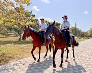 В Севастополе в первый раз полицейская кавалерия вышла на патрулирование города