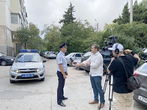 В Севастополе журналисты местного телеканала провели «Один день с участковым»