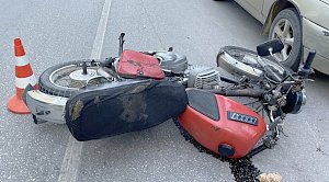 Два студента на мотоцикле пострадали после столкновения с машиной в Севастополе