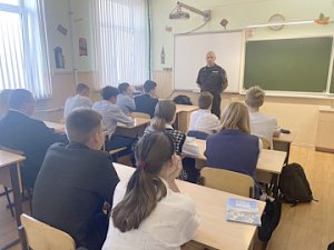 В Севастополе полицейские проводят для школьников уроки правовой грамотности