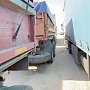 Более полутысячи грузовиков скопилось на Керченской переправе