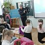 Сотрудники Госавтоинспекции Советского района проводят со школьниками профилактические беседы о пользе световозвращающих элементов