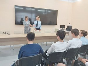 В Севастополе полицейские совместно с детским омбудсменом провели профилактическую беседу со школьниками