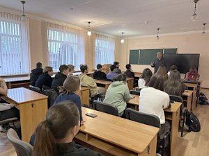 Председатель Общественного совета при УВМД России по г. Севастополю Владимир Клюев провёл тематическую встречу со школьниками