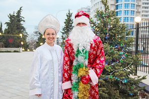 В Севастополе Полицейский Дед Мороз вместе со Снегурочкой посетили семьи сотрудников органов внутренних дел
