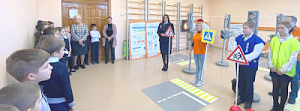 Сотрудники Госавтоинспекции Севастополя обучают детей безопасному поведению на дорогах при помощи интерактивных модулей «Лаборатории безопасности»