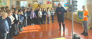 Сотрудники Госавтоинспекции Севастополя проводят дополнительные занятия по дорожной безопасности в школах, где учащиеся стали участниками ДТП по собственной неосторожности