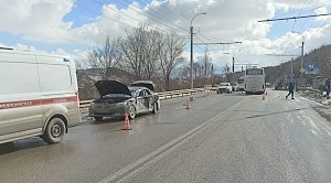 Автобус на ялтинской трассе протаранил на встречке Toyota Camry