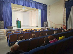 В Севастополе участковые уполномоченные полиции провели для жителей сельской местности разъяснительную беседу по профилактике дистанционного мошенничества