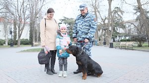 В Севастополе полицейские кинологи вместе с Общественным советом при УМВД дали старт ежегодной Всероссийской акции «8 Марта – в каждый дом»